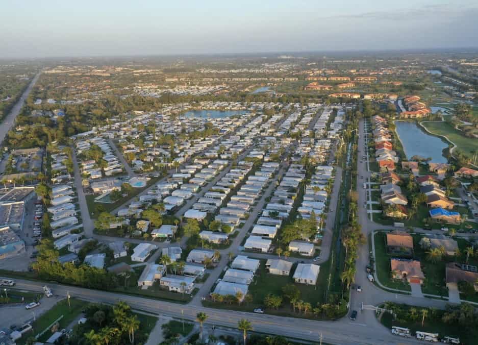Veduta aerea di una comunità residenziale della Florida con case unifamiliari e affitti brevi