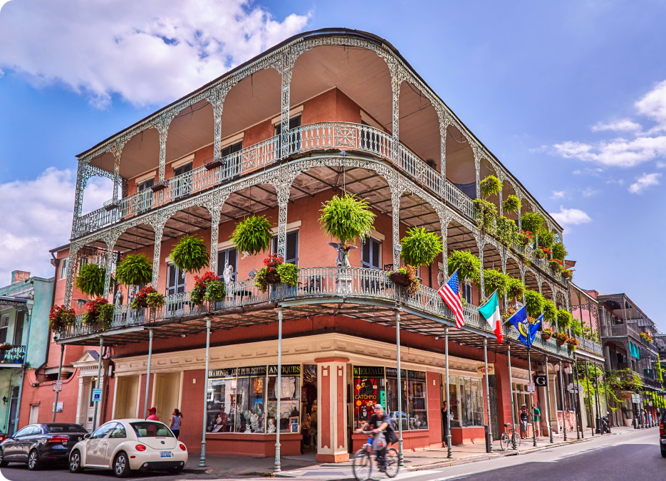 Un classico edificio del quartiere francese di New Orleans con balconi in ferro battuto, sede di molti affitti brevi