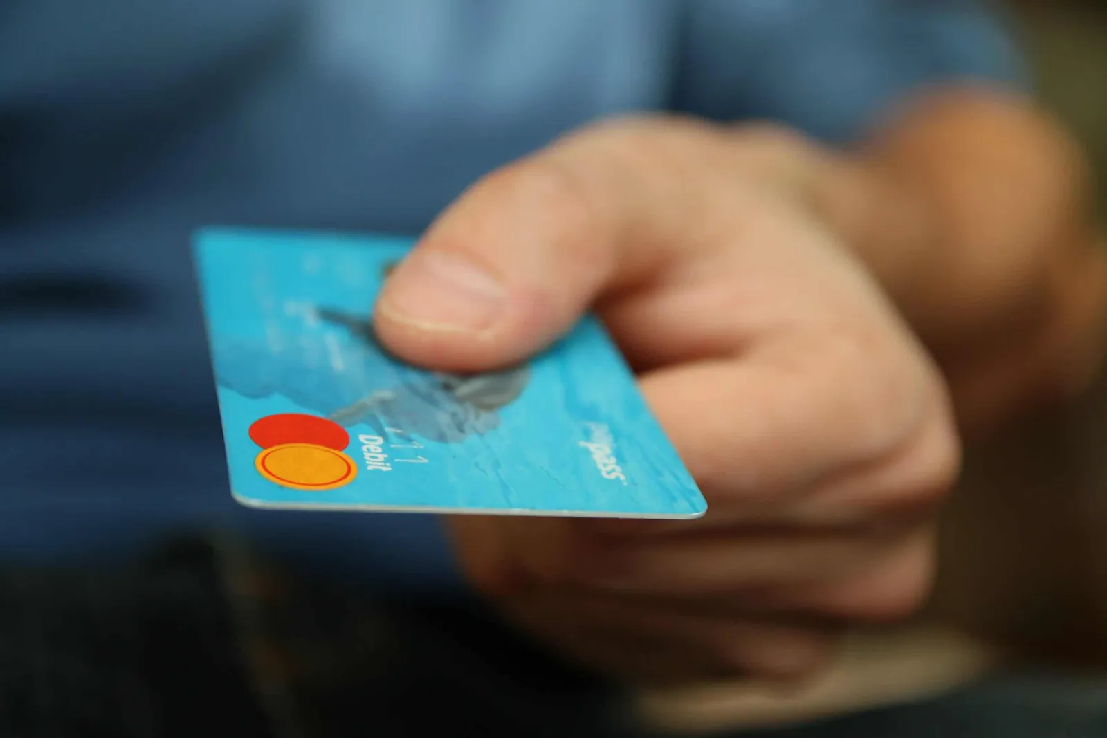 ospite che paga un deposito cauzionale in hotel
