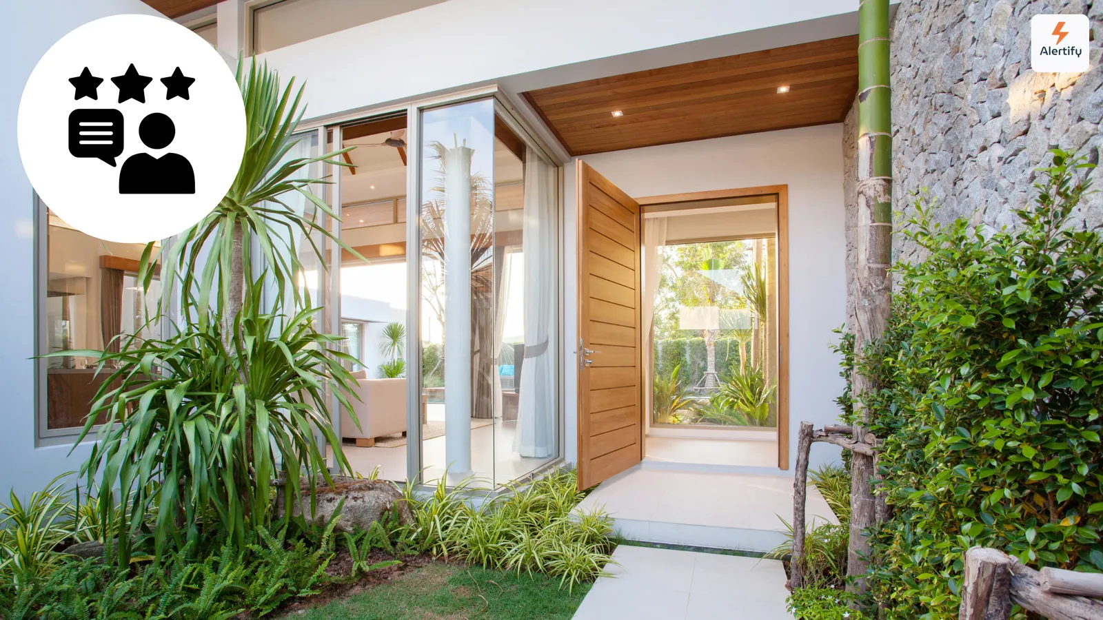 L'ingresso con piante di una casa vacanze moderna con facciata in vetro, sovrapposto a un'icona di recensione e valutazione a stelle.