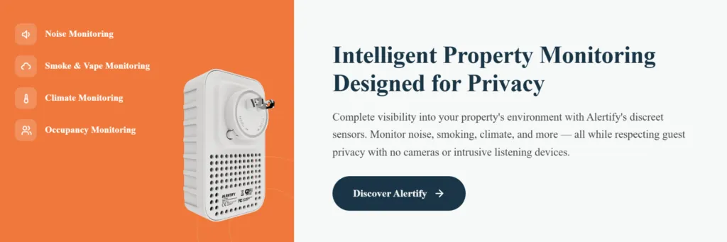 Banner Alertify intitolato Monitoraggio intelligente degli immobili progettato per la privacy, con elenco di monitoraggio rumore, fumo e vapore, clima e occupazione accanto al sensore plug-in.