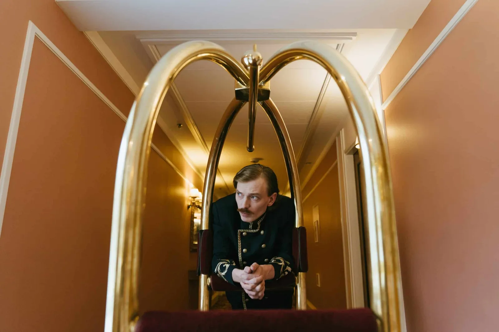 Lavoratore stanco in un hotel sotto organico